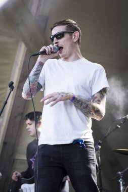 Traena, Norveç - 07 Temmuz 2016: Norveçli punk rock grubu Viagra Boys'un Traenafestival'deki konseri, traena adasında müzik festivali gerçekleşiyor