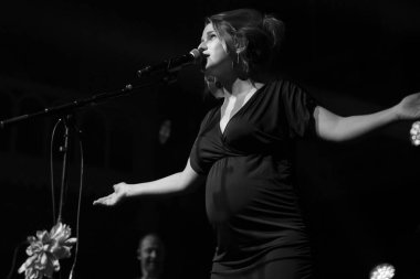 Amsterdam, Hollanda - 13 Aralık 2016: Belçikalı caz şarkıcısı, söz yazarı ve müzisyen Selah Sue'nun Paradiso konseri