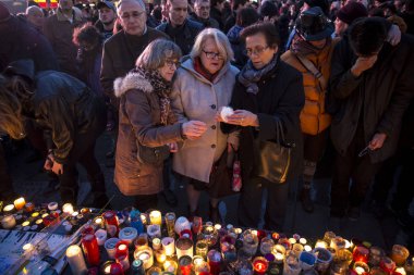 Paris, Fransa- 10 Ocak 2016: Place de la Repbublique, bombalı saldırı ve silahlı saldırı kurbanlarının anısına düzenlenen tören, Charlie Hebdo terör saldırısı ve 