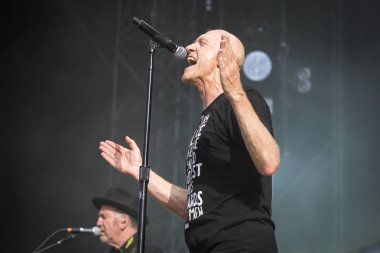 Nyon, İsviçre - 19 Temmuz 2017: Avustralyalı rock grubu Midnight Oil'in Paleo Festivali'nde konseri