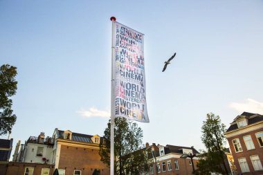 Amsterdam, Hollanda - 24 Ağustos 2016: Dünya Sineması Amsterdam'da 18-27/08/2016 tarihleri arasında düzenlenen dünya film festivali Marie Heinekenplein'de Arjantin filmi Road to la Paz'ın açık hava gösteriminde festivalin afişi