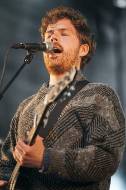 Traena, Norveç - 10 Temmuz 2015: Norveçli şarkıcı Kristian Kristensen'in Traenafestival'de konseri, küçük Traena adasında müzik festivali