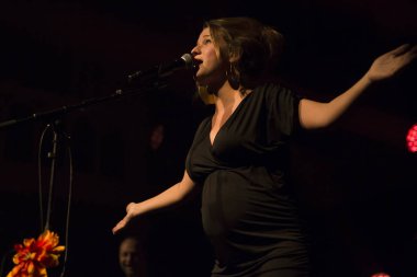 Amsterdam, Hollanda - 13 Aralık 2016: Belçikalı caz şarkıcısı, söz yazarı ve müzisyen Selah Sue'nun Paradiso konseri