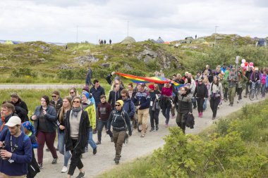 Traena, Norveç - 08 Temmuz 2015: Traenafestival sırasında Avrupa'nın en küçük eşcinsel Gururu'na katılan renkli bir grup insan, traena adasında düzenlenen müzik festivali.