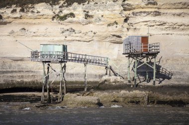 Gironde, Meschers-sur-Gironde 'deki kireç taşı uçurumunun dibindeki geleneksel Fransız balıkçı kulübesi.