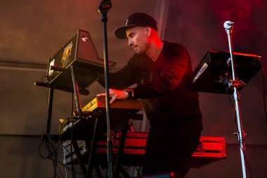 Traena, Norveç - 9 Temmuz 2016: Norveçli şarkıcı Ary'nin Traenafestival'deki konseri, küçük Traena adasında müzik festivali