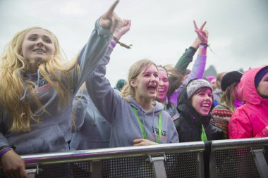 raena, Norveç - 6 Temmuz 2017: Norveçli reggae ska grubu Queduhska'nın Traenafestival'deki konserinde seyirciler tezahürat yapıyor, traena adasında müzik festivali gerçekleşiyor