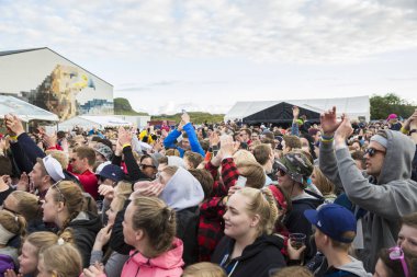 Traena, Norveç - 07 Temmuz 2016: Norveçli şarkıcı Astrid S'nin Traenafestivalen'deki konserinde tezahürat lar, küçük Traena adasında düzenlenen müzik festivali