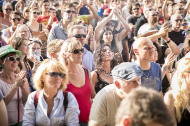 Nyon, İsviçre - 19 Temmuz 2017: Avustralyalı rock grubu Midnight Oil'in Paleo Festivali konserinde seyirci, hayran kitlesi