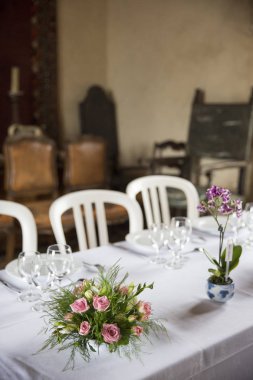 Bir etkinlik ya da düğün resepsiyonu için masa hazır.