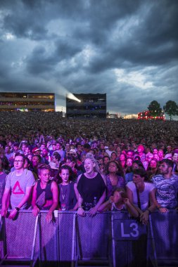 Nyon, İsviçre - 20 Temmuz 2017: İngiliz funk ve asit caz grubu Jamiroquai'nin Paleo Festivali'ndeki konserine katılan seyirciler