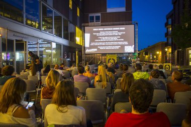 Amsterdam, Hollanda - 21 Ağustos 2015: 14-23/08/2015 tarihleri arasında düzenlenen Dünya Sineması Amsterdam festivali sırasında Q Factory'de Kolombiyalı todos se van filminin açık hava gösterimi