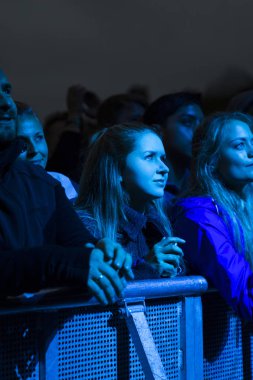 Traena, Norveç - 9 Temmuz 2016: Norveçli şarkıcı Ary'nin Traenafestival'deki konseri, küçük Traena adasında müzik festivali