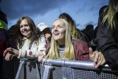 Traena, Norveç - 07 Temmuz 2016: Norveçli punk rock grubu Viagra Boys'un Traenafestival'deki konserinde seyirciler tezahürat yapıyor, traena adasında müzik festivali gerçekleşiyor