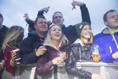 Traena, Norveç - 6 Temmuz 2017: Norveçli punk rock grubu Honningbarna'nın Traenafestival'deki konserinde seyirciler tezahürat, alkışlama ve dans etme, küçük Traena adasında düzenlenen müzik festivali