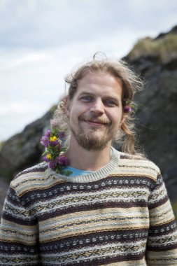 Traena, Norveç - 12 Temmuz 2014: Traenafestival sırasında, küçük Traena adasında müzik festivali, genç bir Norveçli adamın portresi