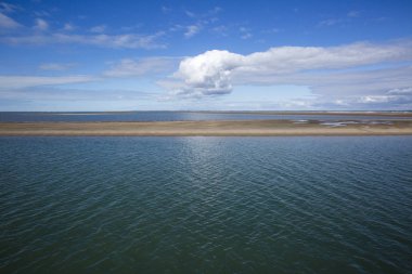Deniz kıyısı manzarası, su, kumsal ve beyaz bulut, Royan, Fransa yakınlarında garonne halis