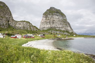 İskandinav kıyı şeridi, geleneksel bir balıkçı köyü ve bir dağ ile Norveç manzara, Traena adası, Norveç
