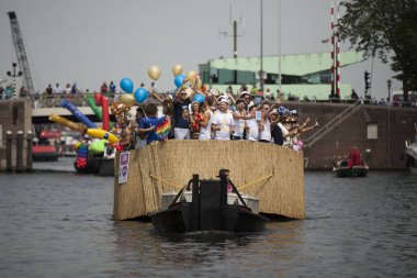 Amsterdam, Hollanda - 1 Ağustos 2015: Katılımcıların korunması insan hakları ve sivil eşitlik - Prinsengracht, Amsterdam Eşcinsel gurur geçit için yıllık olay