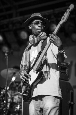 Amsterdam, Hollanda - 3 Temmuz 2016: Dünya müziği Afrikalı grup Baba Commandant ve Mandingo Band'in Amsterdam Roots Open Air'de konseri, Oosterpark'ta düzenlenen ücretsiz halk kültür festivali