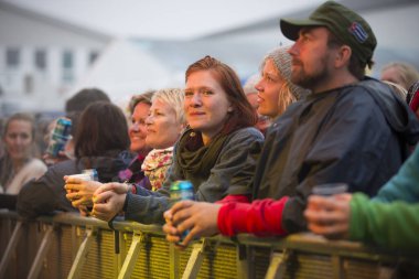 Traena, Norveç - 10 Temmuz 2013: Norveçli şarkıcı Hekla Stalstrenga'nın Traenafestival'deki konseri sırasında, küçük Traena adasında müzik festivali gerçekleşiyor