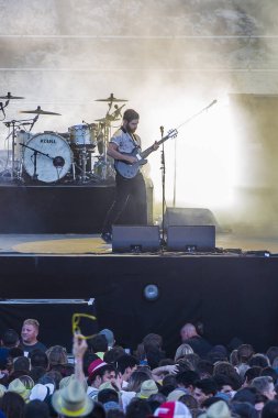 Nyon, İsviçre - 18 Temmuz 2017: İngiliz rock grubu Foals'ın Paleo Festivali'ndeki konseri