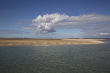 Deniz kıyısı manzarası, su, kumsal ve beyaz bulut, Royan, Fransa yakınlarında garonne halis