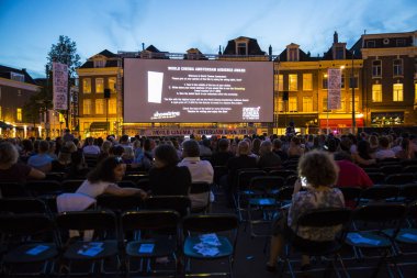 Amsterdam, Hollanda - 24 Ağustos 2016: 18-27/08/2016 tarihleri arasında düzenlenen Dünya Sineması Amsterdam'da, Marie Heinekenplein'de Arjantin filmi Road to la Paz'ın açık hava gösterimi