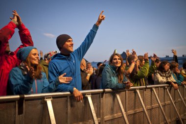 Traena, Norveç - 11 Temmuz 2014: Norveçli şarkıcı ve gitarist Erlend Oyefeaturing İzlandalı grup Hjalmarat'ın Traenafestival konseri sırasında, küçük Traena adasında düzenlenen müzik festivali