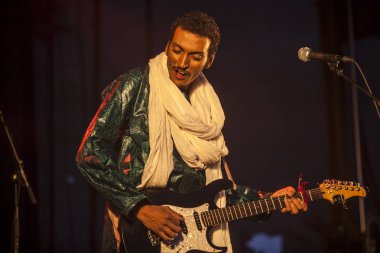 Traena, Norveç - 10 Temmuz 2015: Rock blues dünya müziği Nigerien Tuareg sanatçısı Omara 