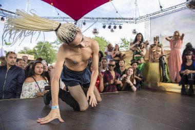 Amsterdam, Hollanda - 29 Temmuz 2017: Westerpark Milkshake Festivali'nde performans ekmekli sarı saç uzantıları ile dansçı. Sahne etrafında seyirci tezahürat olduğunu