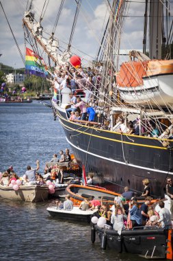 Amsterdam, Hollanda - 06 Ağustos 2016: İnsan hakları ve sivil eşitliğin korunması için yıllık etkinlik sırasında 3 direk yelkenli Clipper Stad Amsterdam'da parti yapanlar Gay Pride Parad