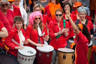 Amsterdam, Hollanda, 30 Nisan 2014: resmi ulusal bayram Kral günü kutlaması - Koningsdag - Kral Willem'in doğum gününü kutlamak için her yıl 30 Nisan'da tüm ülkede düzenlendi