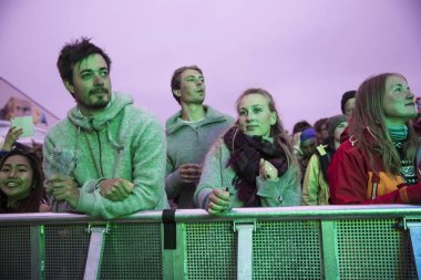 Traena, Norveç - 9 Temmuz 2016: Norveçli elektronik müzik ikilisi Ost & Kjex'in Traenafestival'de konseri, traena adasında müzik festivali gerçekleşiyor