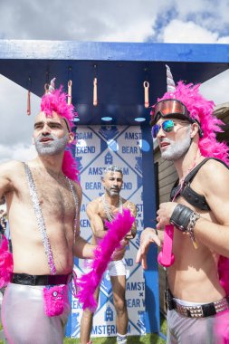 Amsterdam, Hollanda - 30 Temmuz 2017: Westerpark'taki Milkshake Festivali'nde düşen penisi yakalaması gereken bir oyunu oynarken eğlenen adam