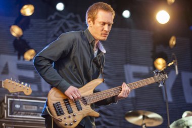 Traena, Norveç - 10 Temmuz 2015: Norveçli şarkıcı Kristian Kristensen'in Traenafestival'de konseri, küçük Traena adasında müzik festivali