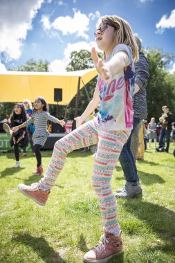 Amsterdam, Hollanda - 3 Temmuz 2016: Amsterdam Roots Open Air'de çocuklarla dans atölyesi, Oosterpark'ta düzenlenen ücretsiz halk kültür festivali