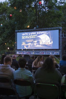 Amsterdam, Hollanda - 11 Ağustos 2018: 11-25/08/2018 tarihleri arasında düzenlenen Dünya Sineması Amsterdam'da De Troppen bahçesinde Kübalı sergio ve Serguei'nin açık hava gösterimi