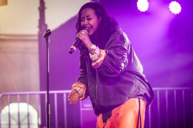 Traena, Norveç - 07 Temmuz 2016: İsveç merkezli Somalili şarkıcı Cherrie Hersi'nin Traenafestival'de konseri, traena adasında müzik festivali gerçekleşiyor