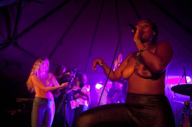 Traena, Norveç - 11 Temmuz 2014: Norveçli elektronik soul şarkıcısı Nosizwe'nin Traenafestival'deki konserinde, traena adasında düzenlenen müzik festivali