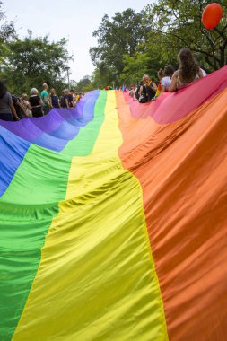 Amsterdam, Hollanda - 23 Temmuz 2016: Pride Walk, Raimbow bayrağı yayıldı ve Pembe Cumartesi Gay Euro Pride kutlamaları sırasında Vondelpark'tan Dam Meydanı'na gösteri geçit töreni sırasında insanlar tarafından düzenlendi