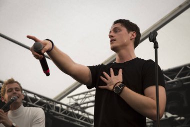 Traena, Norveç - 08 Temmuz 2016: Norveçli Pop grubunun Traenafestival'deki konserinde seyirciler tezahürat yapıyor, küçük Traena adasında müzik festivali gerçekleşiyor