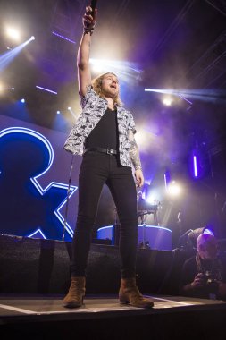 Nyon, İsviçre - 19 Temmuz 2017: Fransız pop şarkıcısı Julien Dore'un Paleo Festivali'ndeki konseri