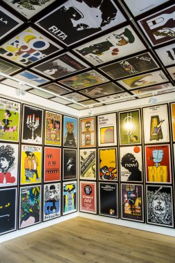 Amsterdam, Hollanda - 15 Ağustos 2015: Dünya Sineması Amsterdam kapsamında Küba Film Afişleri sergisi Soya Küba'nın açılışı, 14-23/08/2015 tarihleri arasında düzenlenen dünya film festivali