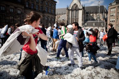 Amsterdam, Hollanda, Noord Holland - 5 Nisan 2014 Cumartesi - Baraj Meydanı'nda Yastık Savaşı