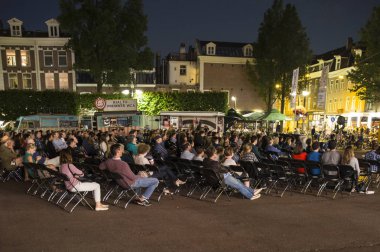 Amsterdam, Hollanda - 20 Ağustos 2015: 14-23/08/2015 tarihleri arasında düzenlenen Dünya Sineması Amsterdam festivali sırasında Marie Heinekein Plein'de Kolombiyalı todos se van'ın açık hava gösterimi