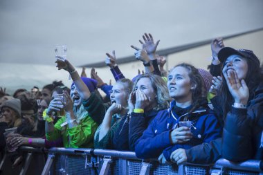 Traena, Norveç - 08 Temmuz 2016: Norveçli pop müzisyeni ve şarkıcı Dagny Norvoll Sandvik'in Traenafestival'deki konserinde seyirciler tezahürat yapıyor, traena adasında müzik festivali gerçekleşiyor