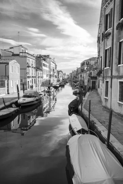 Typowy Wenecki Kanał Mieszkalny Refleksją Nad Wodą Cannaregio Wenecja Włochy — Zdjęcie stockowe