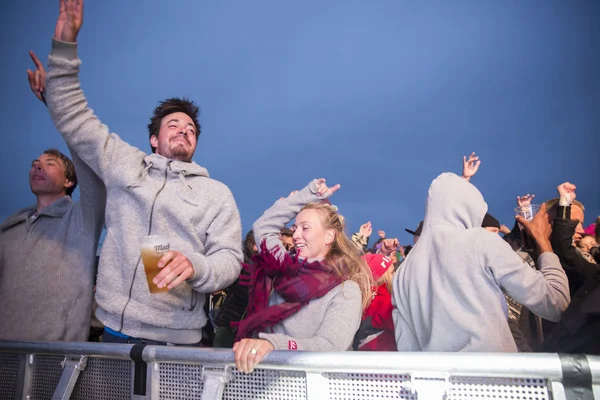 挪威特拉纳 2016年7月9日 在特拉埃纳节举行的挪威电子音乐二重奏Ost Kjex音乐会上 观众欢呼雀跃 音乐节在特拉埃纳小岛上举行 — 图库照片