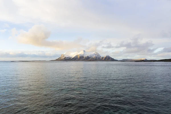 Karlı Dağlara Sahip Norveç Fiyortunun Görünümü Nordland Norveç — Stok fotoğraf